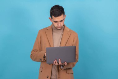 Arka planda dizüstü bilgisayarı olan izole bir adam