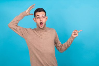 Arka planda izole edilmiş adam