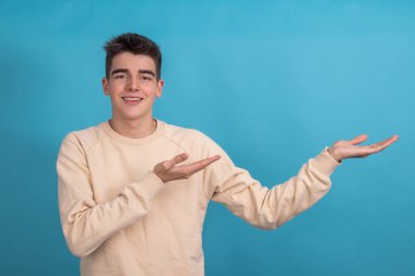 Renkli arka planda izole genç