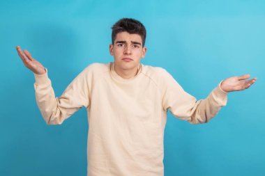 Arka planda şüpheli ifadeye sahip genç