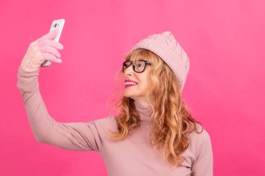 Cep telefonlu kadın renk arkaplanında izole