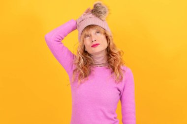 Düşünceli ifadeli yalnız bir kadın.