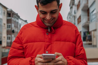 Şehirde cep telefonu olan sıradan bir genç.