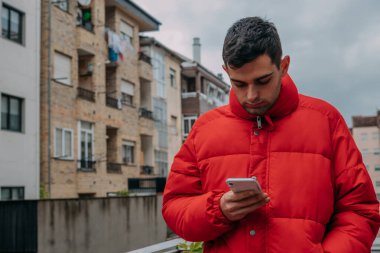 Şehirde cep telefonu olan sıradan bir genç.