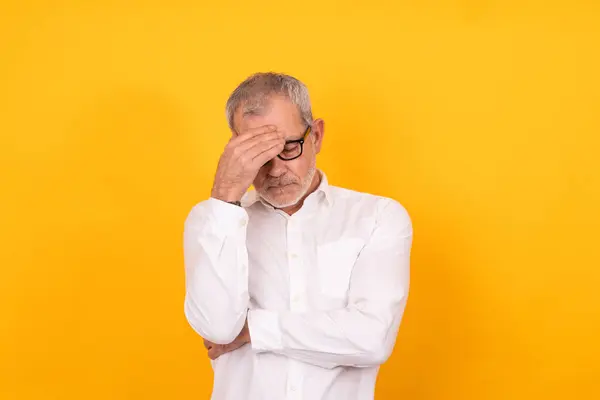 Disperato Anziano Uomo Adulto Con Mano Sulla Testa Isolato — Foto Stock