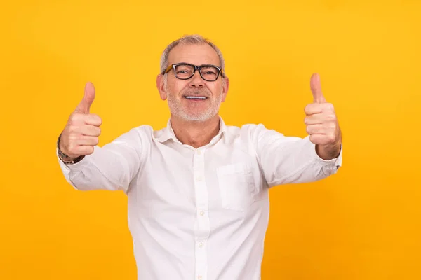 Ensamstående Vuxen Man Ler Med Tummen Upp Okej — Stockfoto