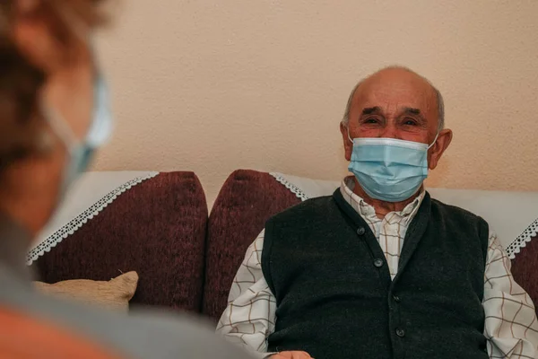 Koronavírus Pandémia Esetén Távolról Beszélő Maszkos Idős Betegek — Stock Fotó