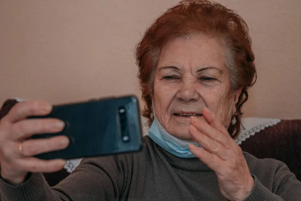 Seniorka Telefonem Komórkowym Rozmawiająca Przez Telefon Wideo — Zdjęcie stockowe