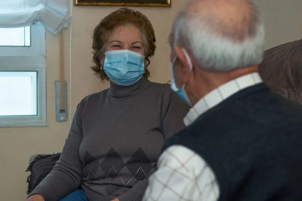Yaşlı Çift Büyükanne Büyükbaba Konuşuyor Maske Takıyor — Stok fotoğraf