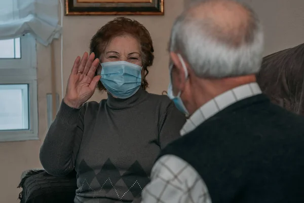 Yaşlı Çift Büyükanne Büyükbaba Konuşuyor Maske Takıyor — Stok fotoğraf