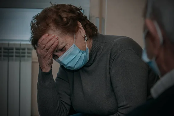 Hastalık Veya Acı Belirtileri Gösteren Maskeli Yaşlı Bir Kadın — Stok fotoğraf