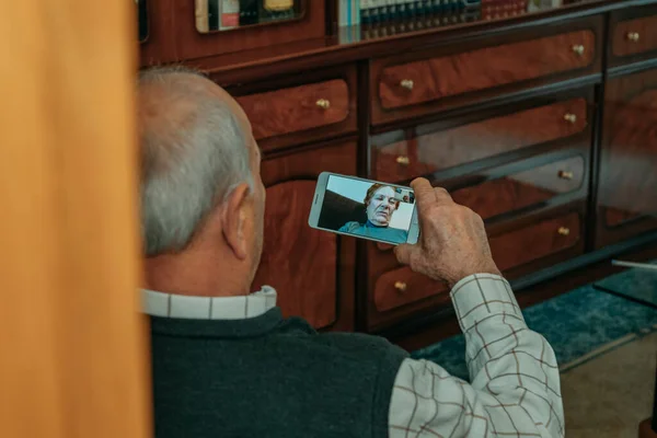 Abuelo Anciano Hablando Videollamada Con Teléfono Móvil — Foto de Stock