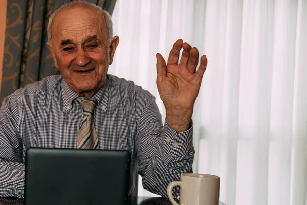 Portrét Staršího Muže Mluvícího Videokonferenci Digitálním Tabletu — Stock fotografie