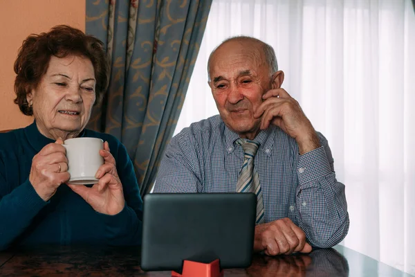 Yaşlılar Büyükbabalar Evdeki Tablette Uzaktan Konuşurlar — Stok fotoğraf