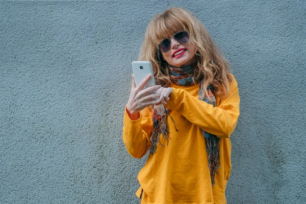 Femme Avec Téléphone Portable Sur Mur Rue Extérieur — Photo