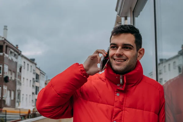 Ung Man Med Mobiltelefon Utomhus Staden — Stockfoto