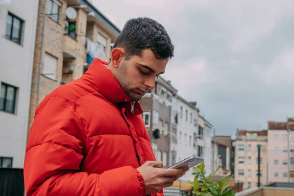 Şehirde cep telefonu olan sıradan bir genç.