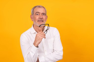 yaşlı yetişkin adam renk arkaplanında izole