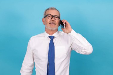 Arka planda cep telefonu olan işadamı