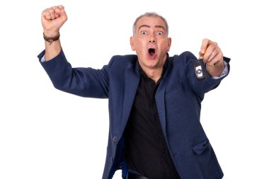 Araba anahtarı olan izole bir adam.