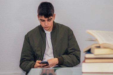 Evde cep telefonu olan bir öğrenci.