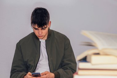 öğrenci cep telefonuna bakıyor