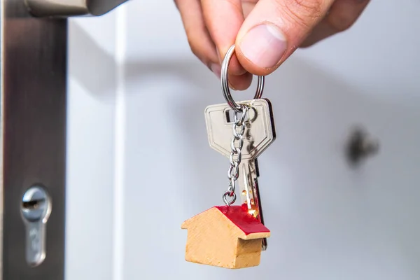 Hände Mit Hausschlüsseln Der Haustür — Stockfoto
