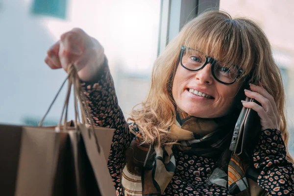 Vrouw Winkelen Praten Aan Telefoon Met Boodschappentassen — Stockfoto