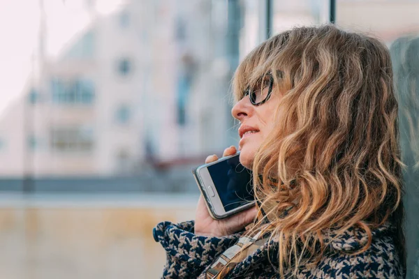 Kadın Sokakta Cep Telefonuyla Konuşuyor — Stok fotoğraf