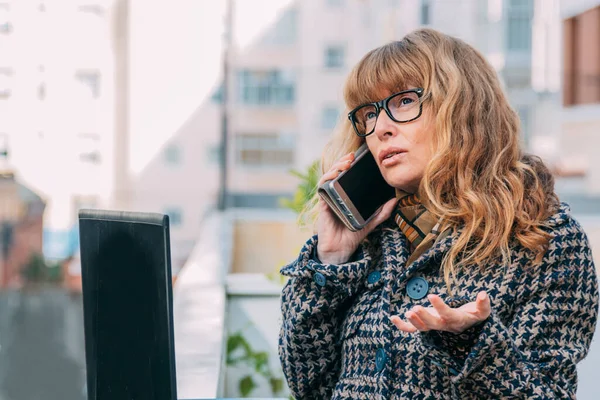 Sokakta Cep Telefonu Bilgisayarı Olan Kadın — Stok fotoğraf