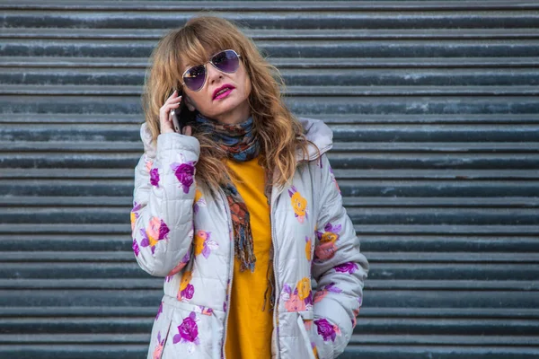 Frau Mit Handy Auf Der Straße — Stockfoto