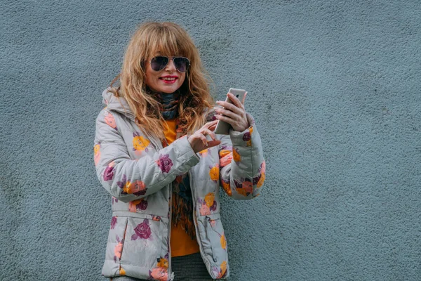 Erwachsene Frau Mit Handy Auf Der Straße — Stockfoto