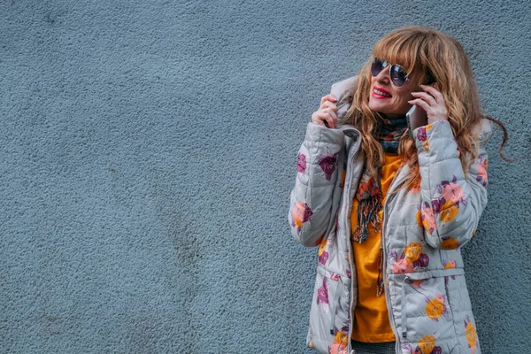 Vrouw Praten Mobiele Telefoon Straat — Stockfoto