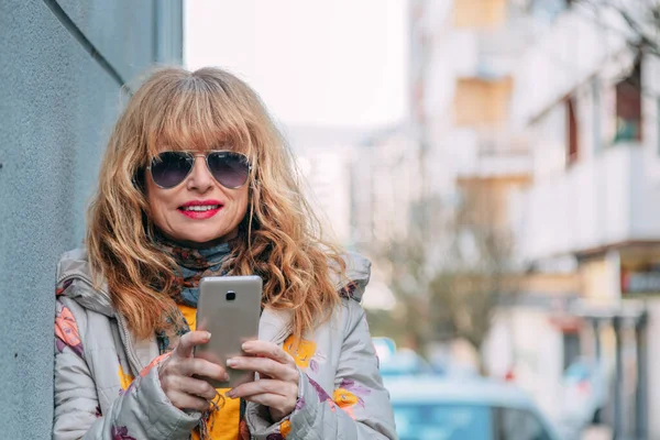 Attraente Donna Adulta Anziana Con Telefono Cellulare Città — Foto Stock