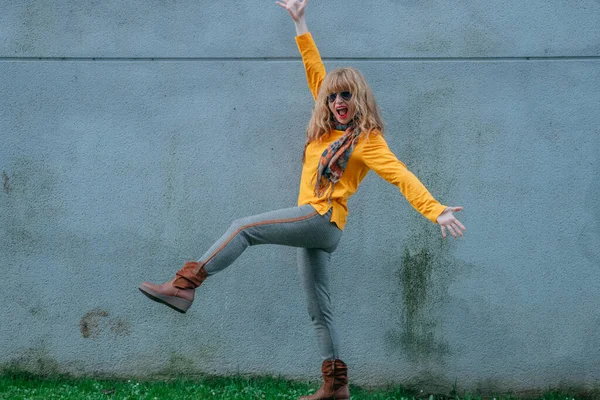 Femme Avec Vitalité Énergie Dans Rue Heureuse — Photo