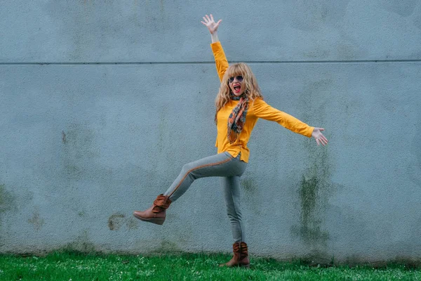 Femme Avec Vitalité Énergie Dans Rue Heureuse — Photo