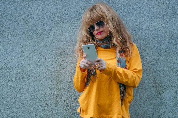 Donna Con Cellulare Sul Muro Della Strada All Aperto — Foto Stock