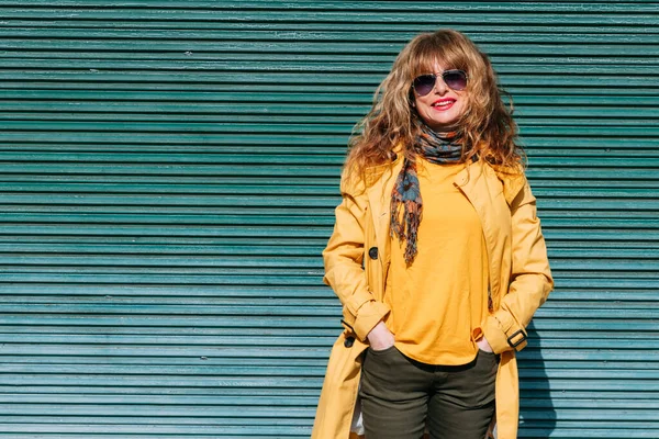 Erwachsene Frau Mit Sonnenbrille Auf Der Straße — Stockfoto