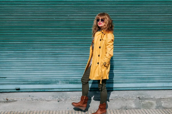 Donna Adulta Che Indossa Occhiali Sole Sulla Strada Della Città — Foto Stock