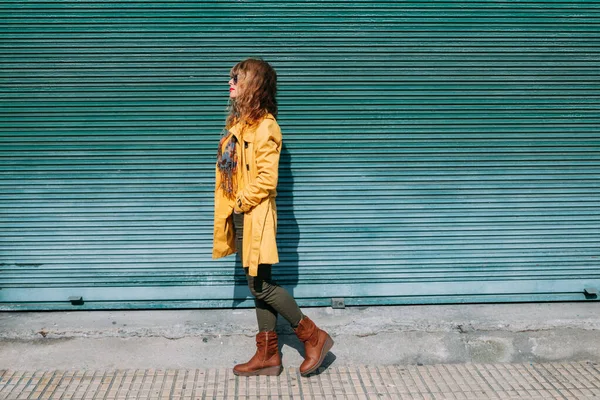 Donna Adulta Che Indossa Occhiali Sole Sulla Strada Della Città — Foto Stock