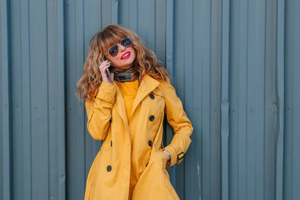 Modieuze Volwassen Vrouw Praten Mobiele Telefoon Zonnebril — Stockfoto