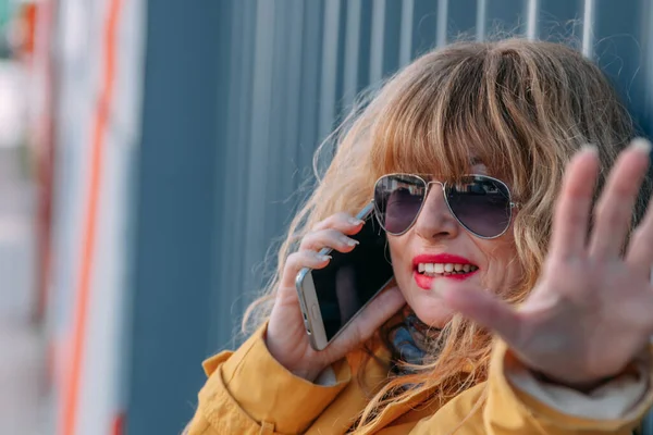 Портрет Улыбающейся Блондинки Разговаривающей Мобильному Телефону Улице — стоковое фото