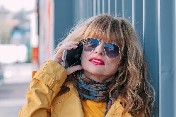 Портрет Улыбающейся Блондинки Разговаривающей Мобильному Телефону Улице — стоковое фото