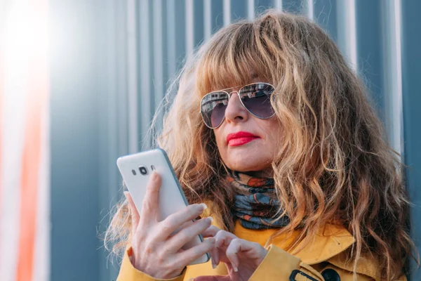 Retrato Mujer Rubia Sonriente Hablando Por Teléfono Móvil Calle — Foto de Stock