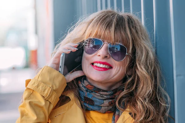 Portrait Femme Blonde Souriante Parlant Sur Téléphone Portable Dans Rue — Photo