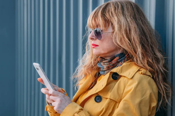 Mulher Olhando Para Telefone Celular Rua — Fotografia de Stock