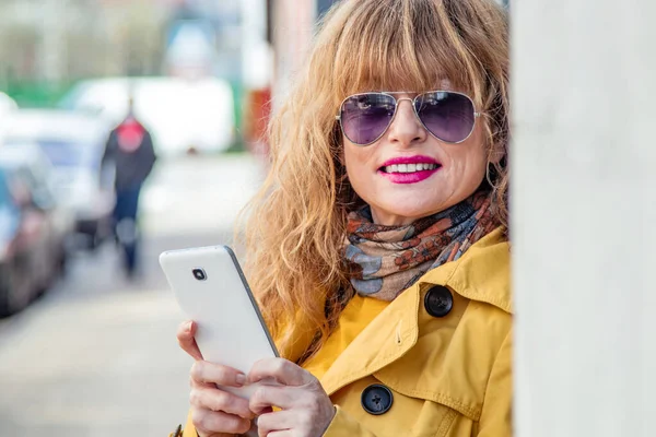 Vrouw Met Mobiele Telefoon Straat — Stockfoto