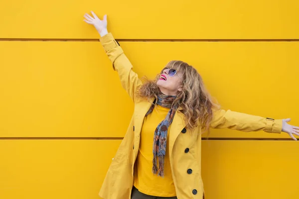 Excitada Mulher Com Braços Levantados Rua — Fotografia de Stock