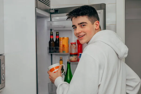 Νεαρός Έφηβος Στην Κουζίνα Ανοίγοντας Ψυγείο — Φωτογραφία Αρχείου