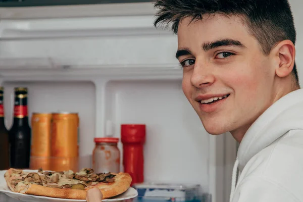 Νεαρός Έφηβος Στο Σπίτι Τρώει Πίτσα Στο Ψυγείο Της Κουζίνας — Φωτογραφία Αρχείου